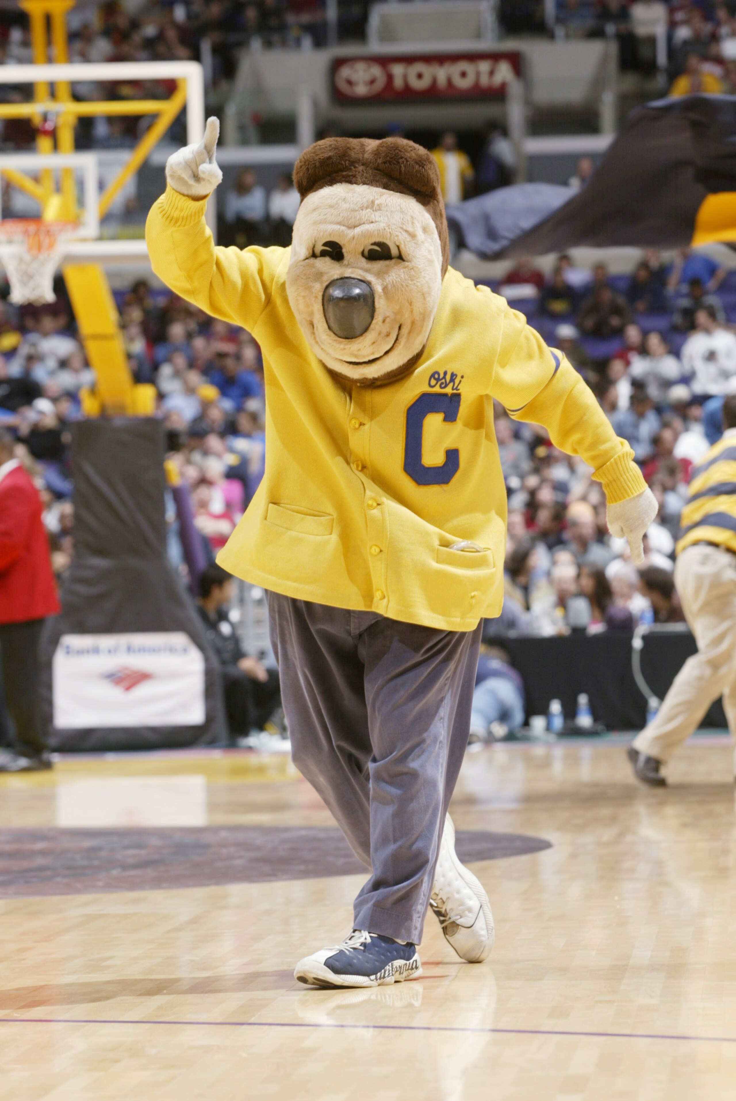 Oski raises a finger on court at the 2002 Pac-10 tournament. Photo: Stephen Dunn / Getty Images. Photo credit: Stephen Dunn / Getty Images.