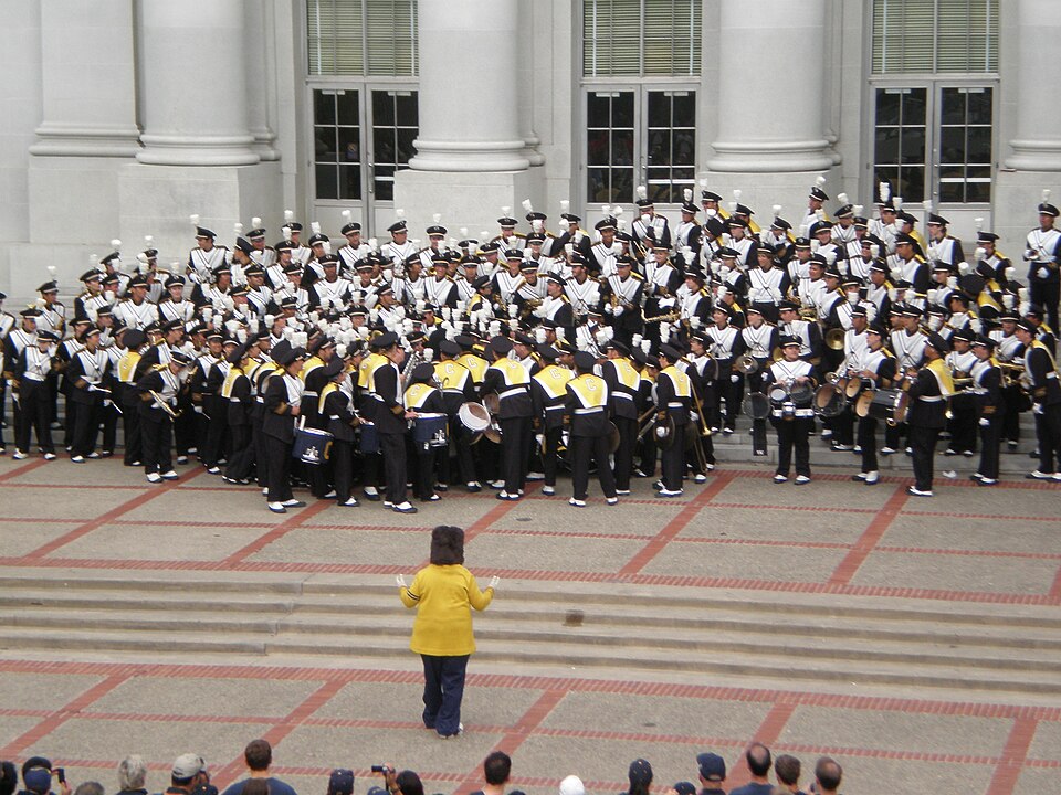 Oski faces the Cal marching band assembled on the steps at Sproul Plaza. Photo credit: © BrokenSphere / Wikimedia Commons.
